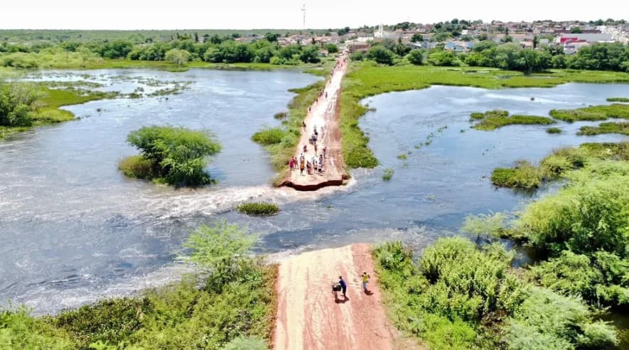 FOTOS: Trecho de estrada que liga Pendências a municípios da Região da Costa Branca se rompe após cheia de rio