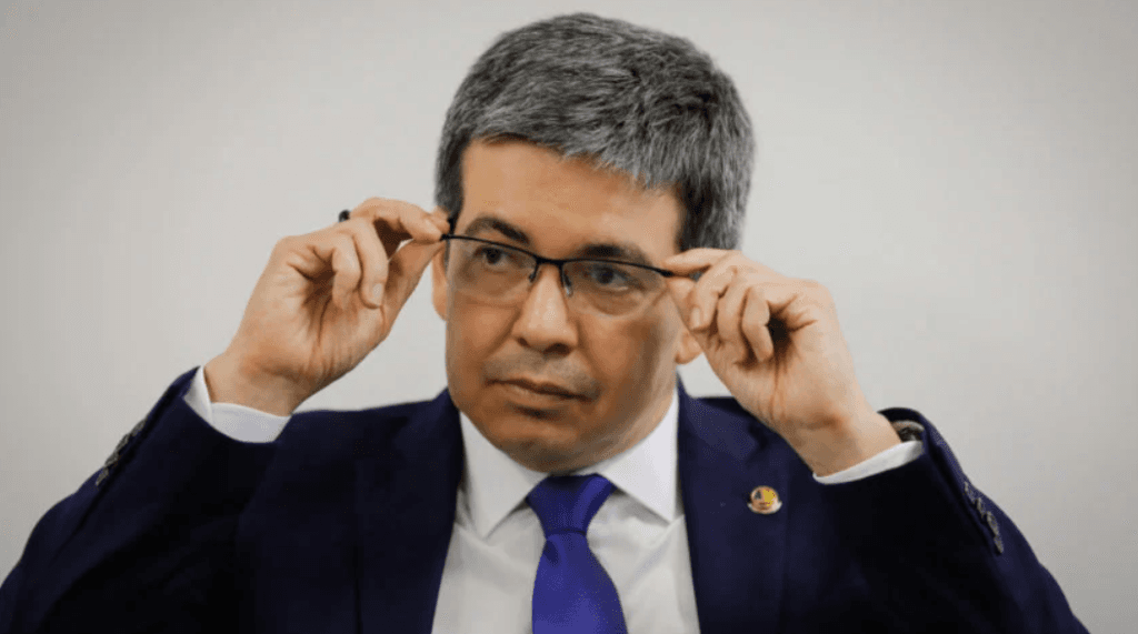 Taxar varejistas chinesas e apostas on-line é necessário, diz líder do Governo no Congresso