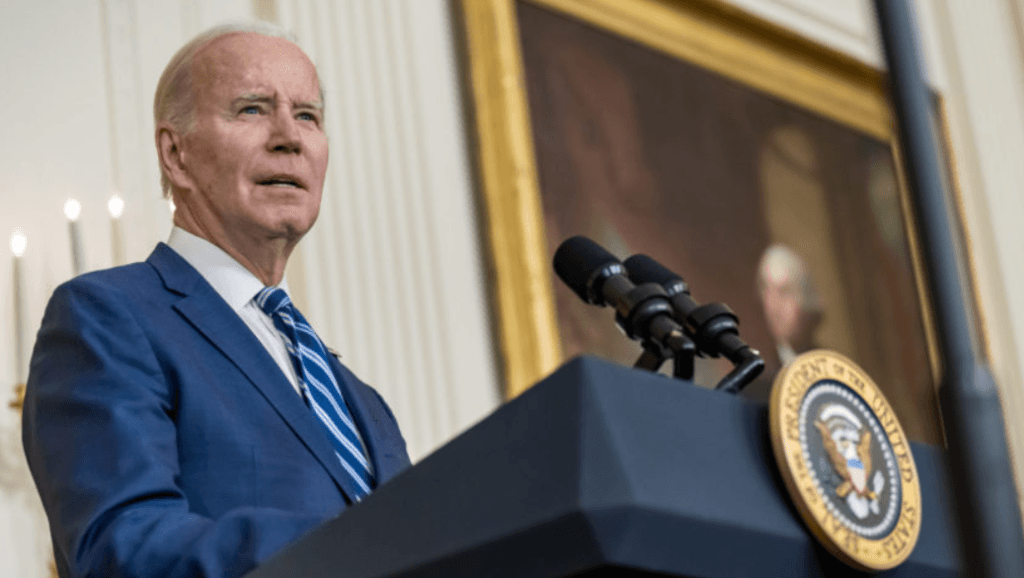 Aprovação de Biden chega a nível próximo de Trump