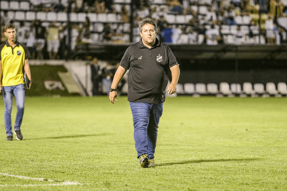 Técnico Fernando Marchiori reclama das críticas e dispara: "Ciúme é f…"