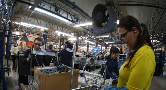 CNI reduz para 1,2% projeção de expansão e vê freio de mão na economia do país