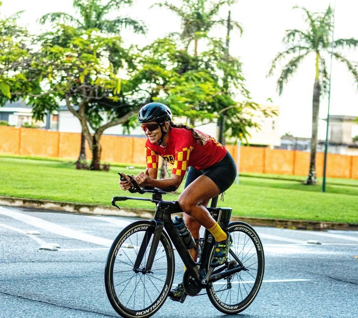 Homem em veículo agride mãe e filha ciclistas na bunda e imagens identificam agressor