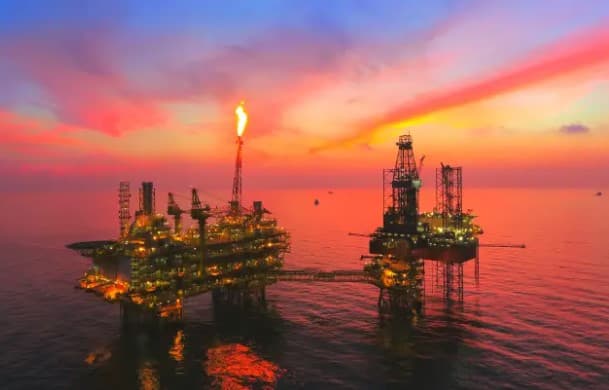 Petróleo sobe mais de 6%, após anúncio de cortes na produção da Opep+
