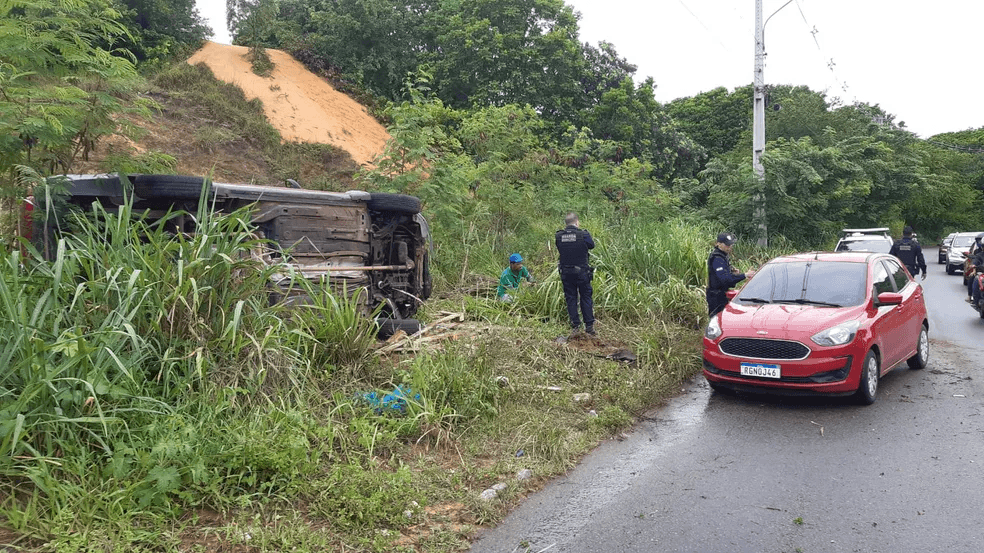 Motorista perde o controle e carro capota na Avenida Olavo Montenegro, na Grande Natal
