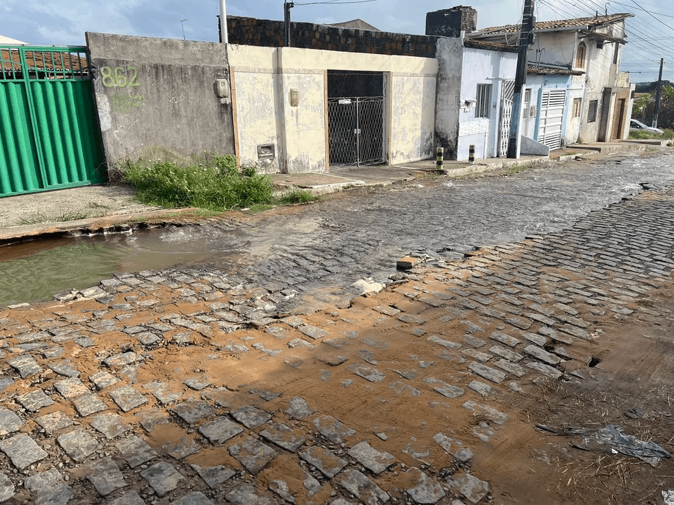 Tubulação tem vazamento e água se acumula em rua da Zona Norte de Natal