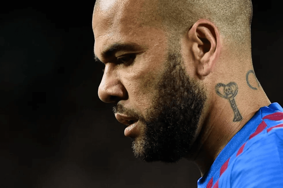 Caso Daniel Alves: antes de falar com segurança, vítima chorou e mostrou joelho machucado para a prima, diz jornal