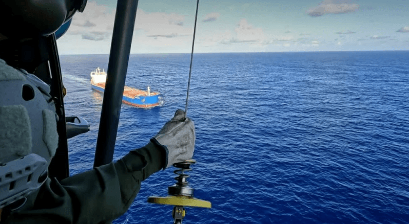 FOTOS E VÍDEO: Esquadrão Falcão da base aérea de Natal realiza resgate de acidentado em navio distante da costa de Pernambuco