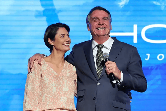 "Ansioso para te ver": Michelle expõe carta de amor escrita por Bolsonaro após prisão