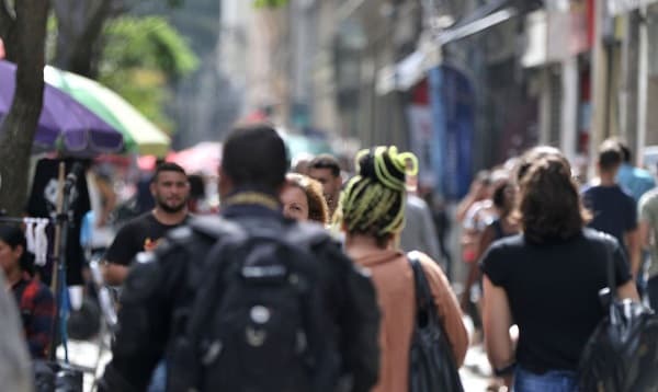 Desemprego é maior entre mulheres e negros, diz IBGE