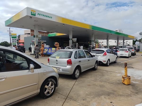 Motoristas enfrentam longa fila para abastecer com gasolina a R$ 3,94 em Natal