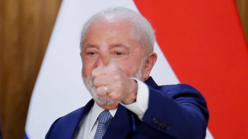 Lula cita investigações e diz que Bolsonaro está em casa ‘com rabinho preso'