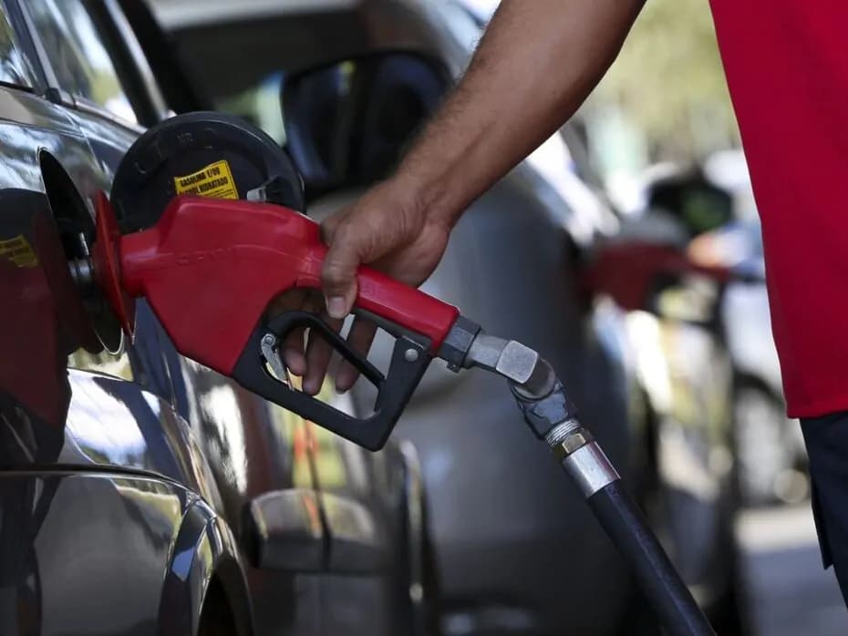 Valor único do ICMS entra em vigor na quinta-feira (1º) e deve elevar preço da gasolina; veja impacto no RN