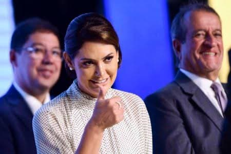 Comprovantes encontrados no telefone de Mauro Cid para Michelle Bolsonaro mostram sete repasses que totalizam R$ 8.600,00
