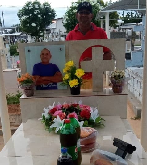 VÍDEO: Homem reúne amigos e parentes para festejar aniversário dentro de cemitério em Caicó