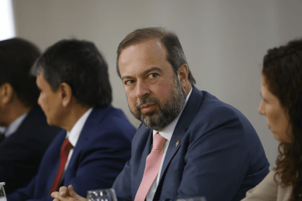 Ministro convoca reunião com conselheiros da Petrobras sem avisar presidente da estatal