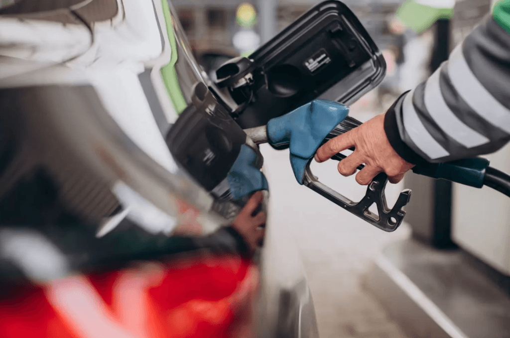 Gasolina comum sobe mais de 12% no início do governo Lula