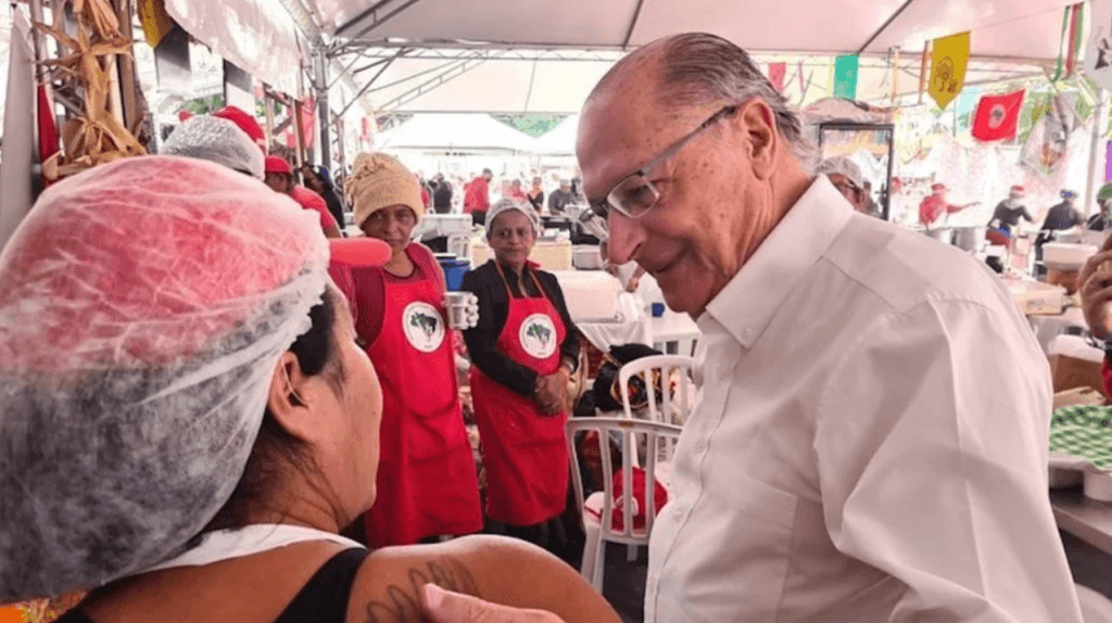 “No campo, tem lugar para todos”, diz Alckmin na feira do MST