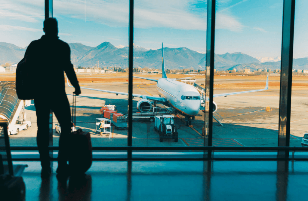 Preço médio de passagens aéreas bate recorde em 2022 e continua a subir em 2023