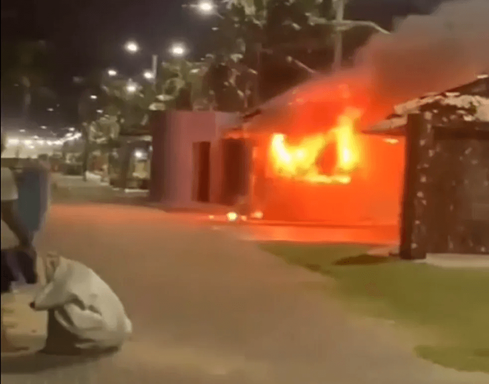 Incêndio destrói quiosque na Praia do Meio, em Natal, e mulher confessa crime