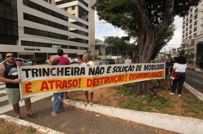Moradores e comerciantes do Tirol protestam contra trincheira na Av. Alexandrino de Alencar