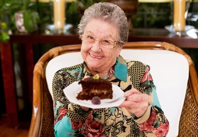 Morre Palmirinha, ícone da culinária na TV, aos 91 anos