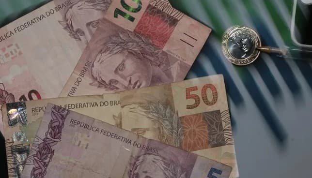 Com juros altos e inflação, retiradas da poupança triplicam no Brasil