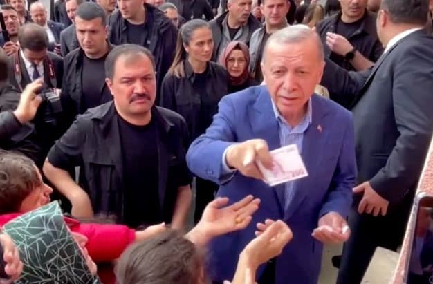VÍDEO: Erdogan distribui dinheiro para apoiadores durante 2º turno na Turquia