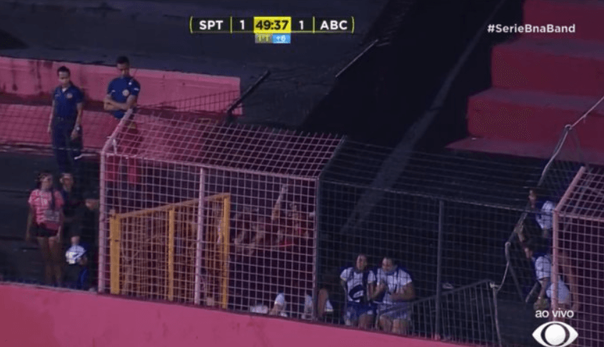 VÍDEO: Sem homens nas arquibancadas por causa de punição, Sport x ABC tem briga entre mulheres