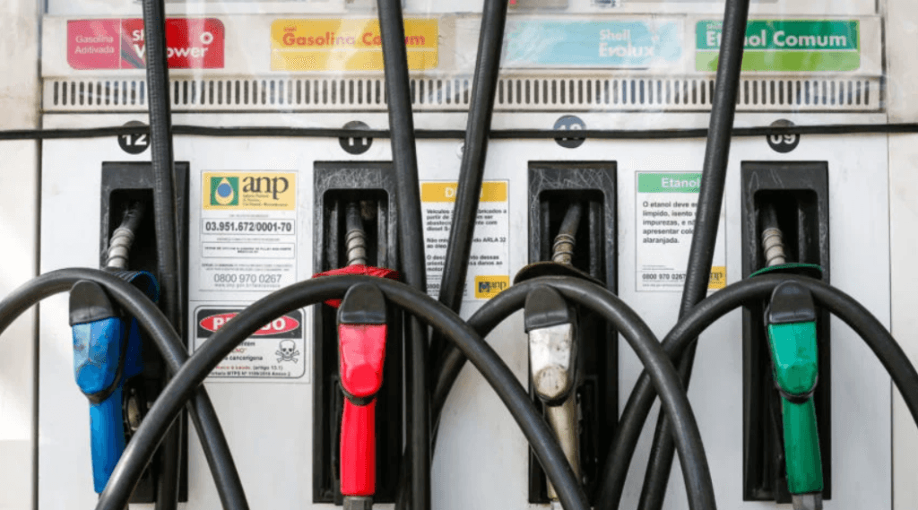 Gasolina deve cair a R$ 5,05 nos postos, com redução nas refinarias a partir de hoje