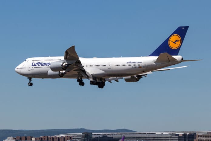 Após ter desviado para Natal, Jumbo da Lufthansa acaba de pousar em Paris, em vez do destino original