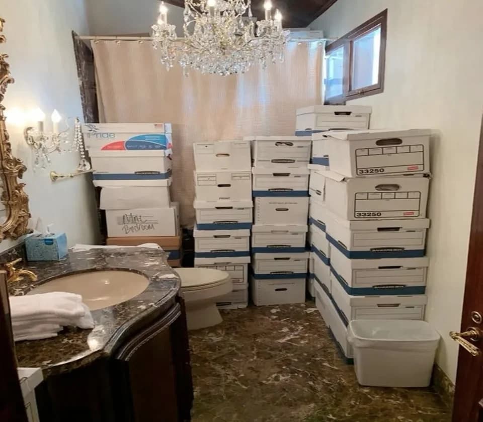 Trump guardava documentos sigilosos até no banheiro de casa