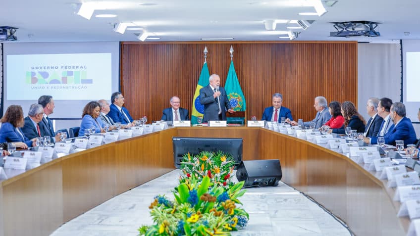 Proibido ter novas ideias, temos que cumprir o prometido, diz Lula