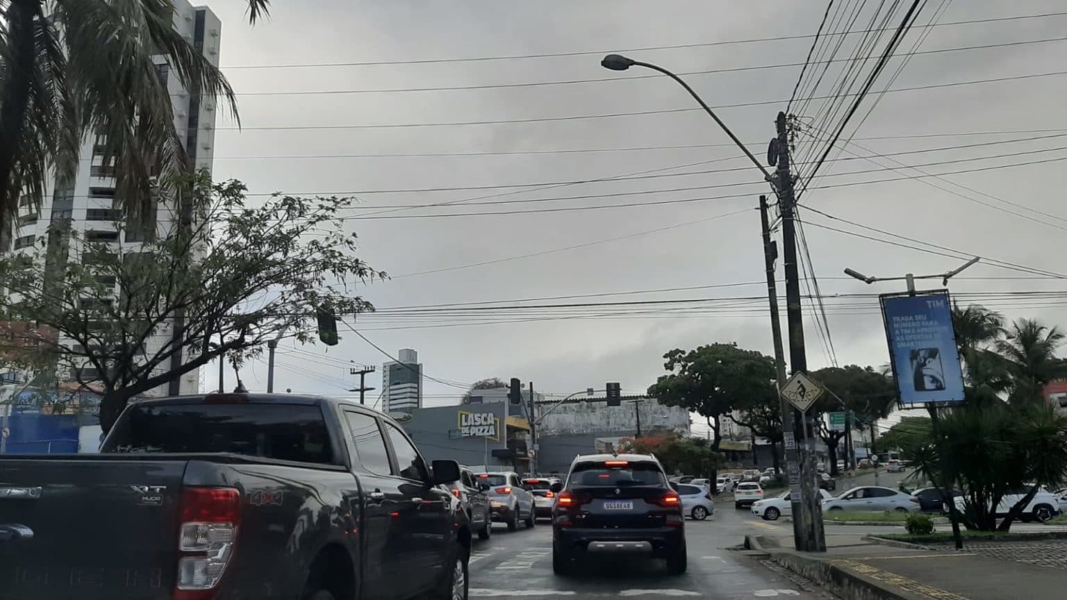 Manhã de quinta-feira com chuva e semáforos quebrados em Natal