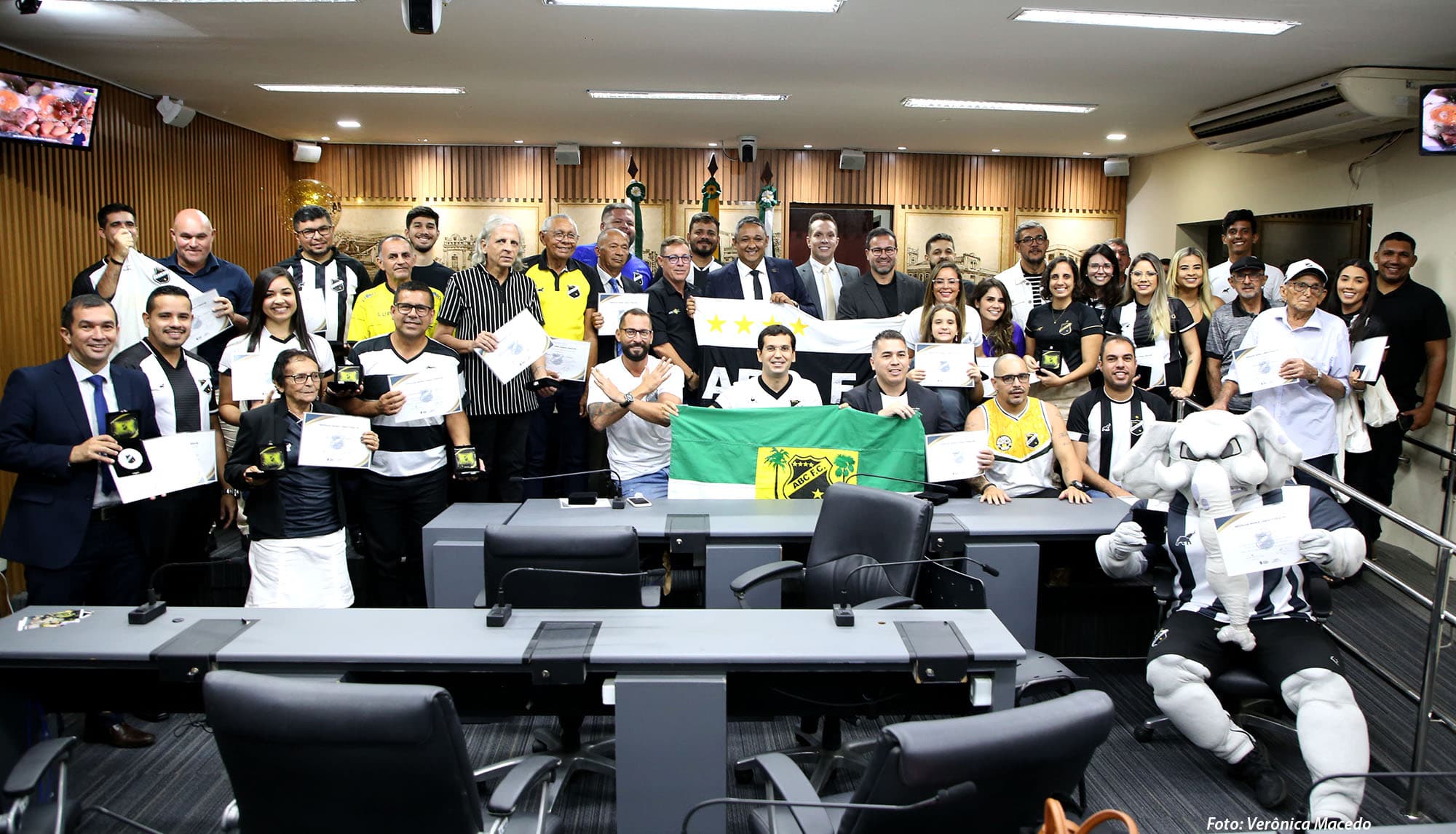 Câmara de Natal homenageia 108 anos do ABC e entrega Comenda Maria Lamas Farache