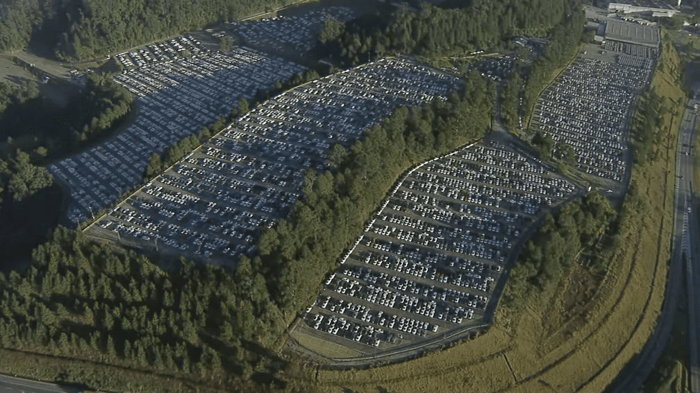 IMPRESSIONANTE: Imagens mostram "mar de carros" sem dono no pátio da Volkswagen após suspensão de produção