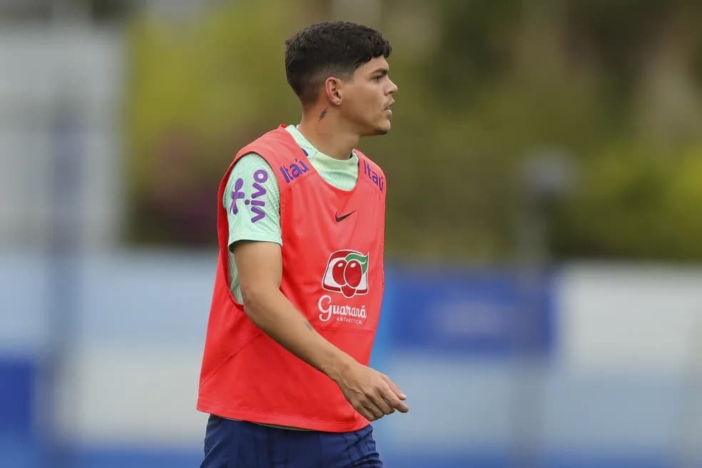 Ayrton Lucas treina como titular na Seleção Brasileira antes do amistoso contra Guiné