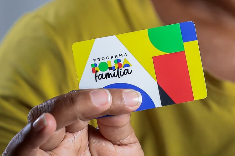 Fila do Bolsa Família volta sob governo Lula e deixa 438 mil famílias à espera do benefício