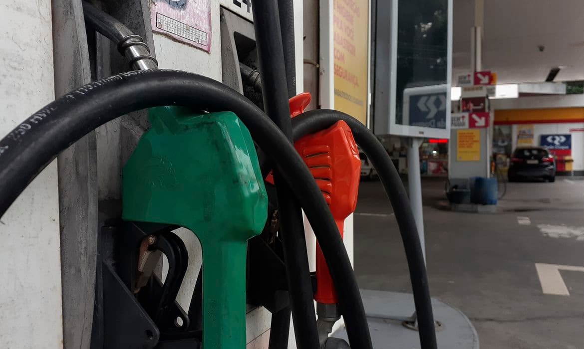 Governo federal eleva tributos federais sobre gasolina e etanol em 1º de julho; alta será de R$ 0,22 por litro