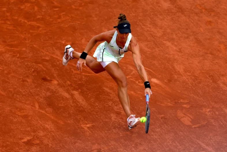 Bia Haddad joga bem, tem chances, mas perde na semifinal de Roland Garros para a líder do ranking e atual campeã do torneio