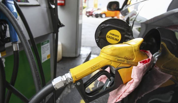 Preço médio da gasolina sobe 4% com novo ICMS, diz ANP