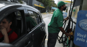 Redução no preço da gasolina para as distribuidoras começa a valer nesta sexta (16)