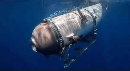 Submarino que desapareceu ao visitar o Titanic: robô de resgate chega ao fundo do mar