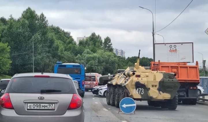 Mercenários russos rebeldes do Grupo Wagner avançam em direção a Moscou e Praça Vermelha é bloqueada por barreiras de metal