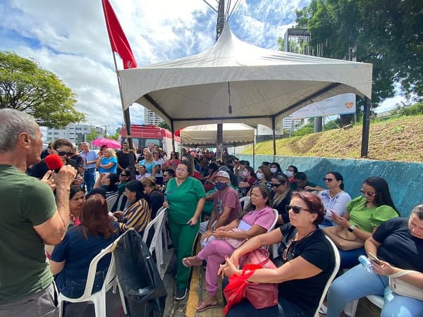 Enfermeiros vão à Governadoria e discutem decisão que impede greve no RN