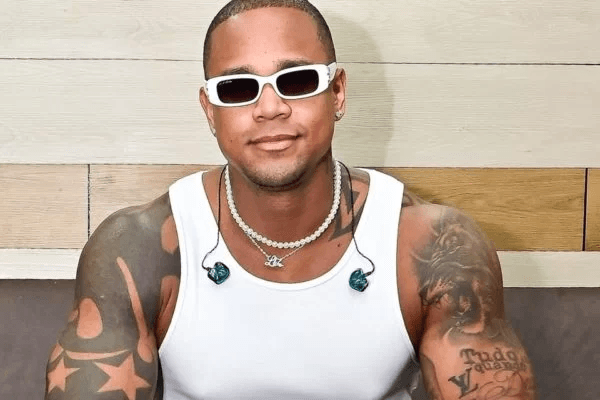 VÍDEO: Léo Santana encerra participação de fã no palco após gestos obscenos durante desafio do "Posturado e Calmo"