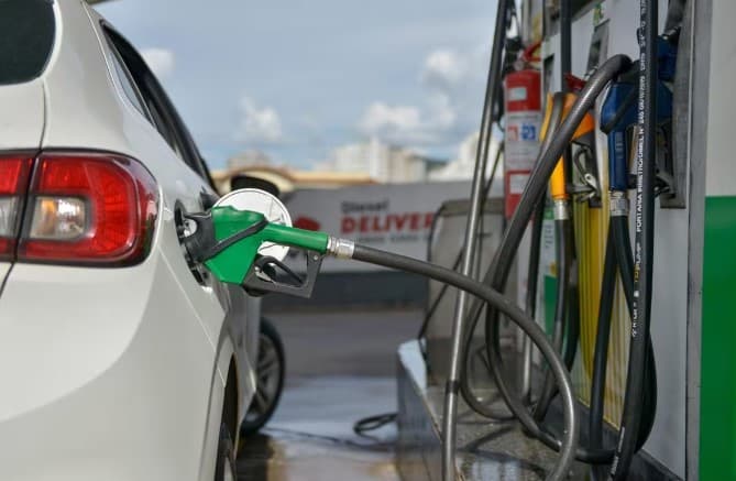 Preço da gasolina sobe R$ 0,31 após volta de impostos federais, aponta ANP