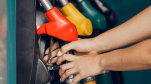 Preço do diesel recua R$ 1,39 e da gasolina sobe R$ 0,63 nos postos neste ano