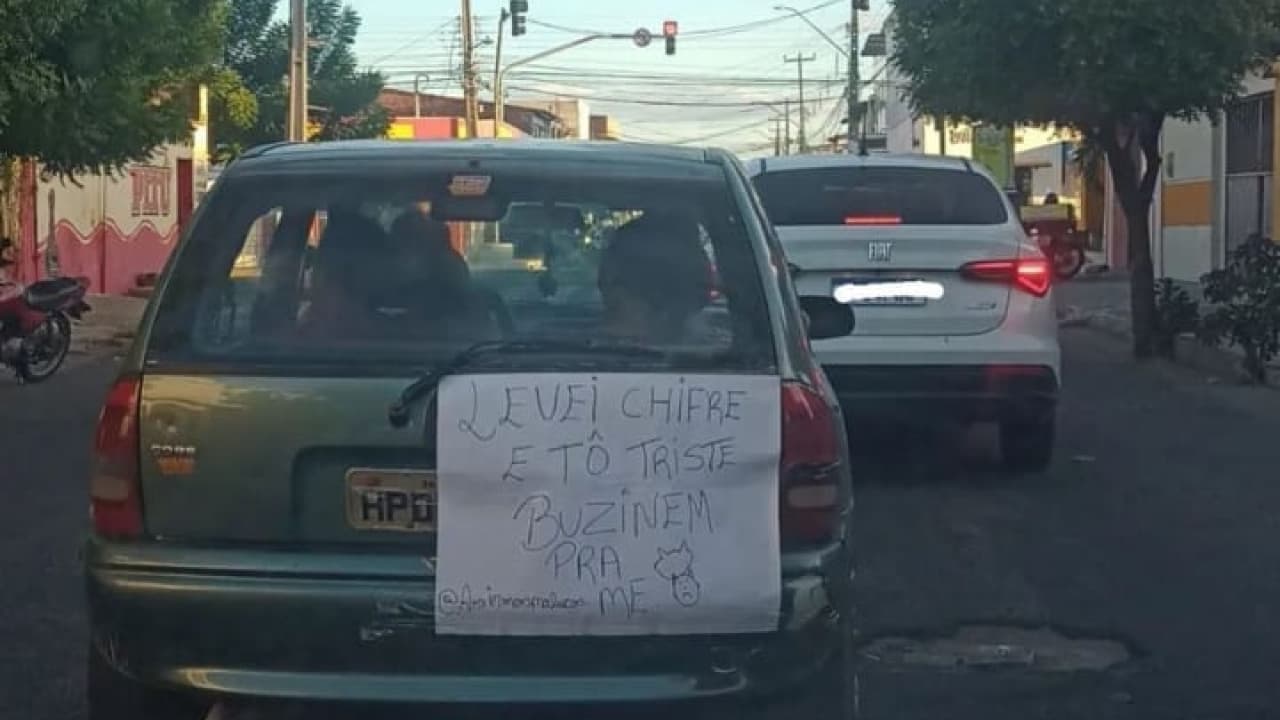 LÁ EM MOSSORÓ: "Levei chifre e tô triste, buzinem pra ‘me'", diz cartaz colado em veículo