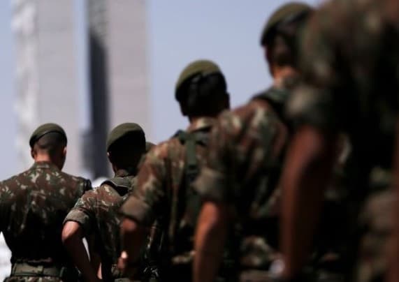 Governo Lula quer votar em agosto projeto que veta militares da ativa na política