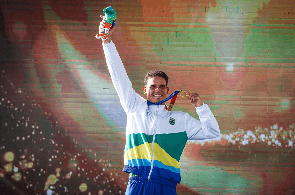 Surfista potiguar comemora ouro nos Jogos Sul-Americanos de Praia